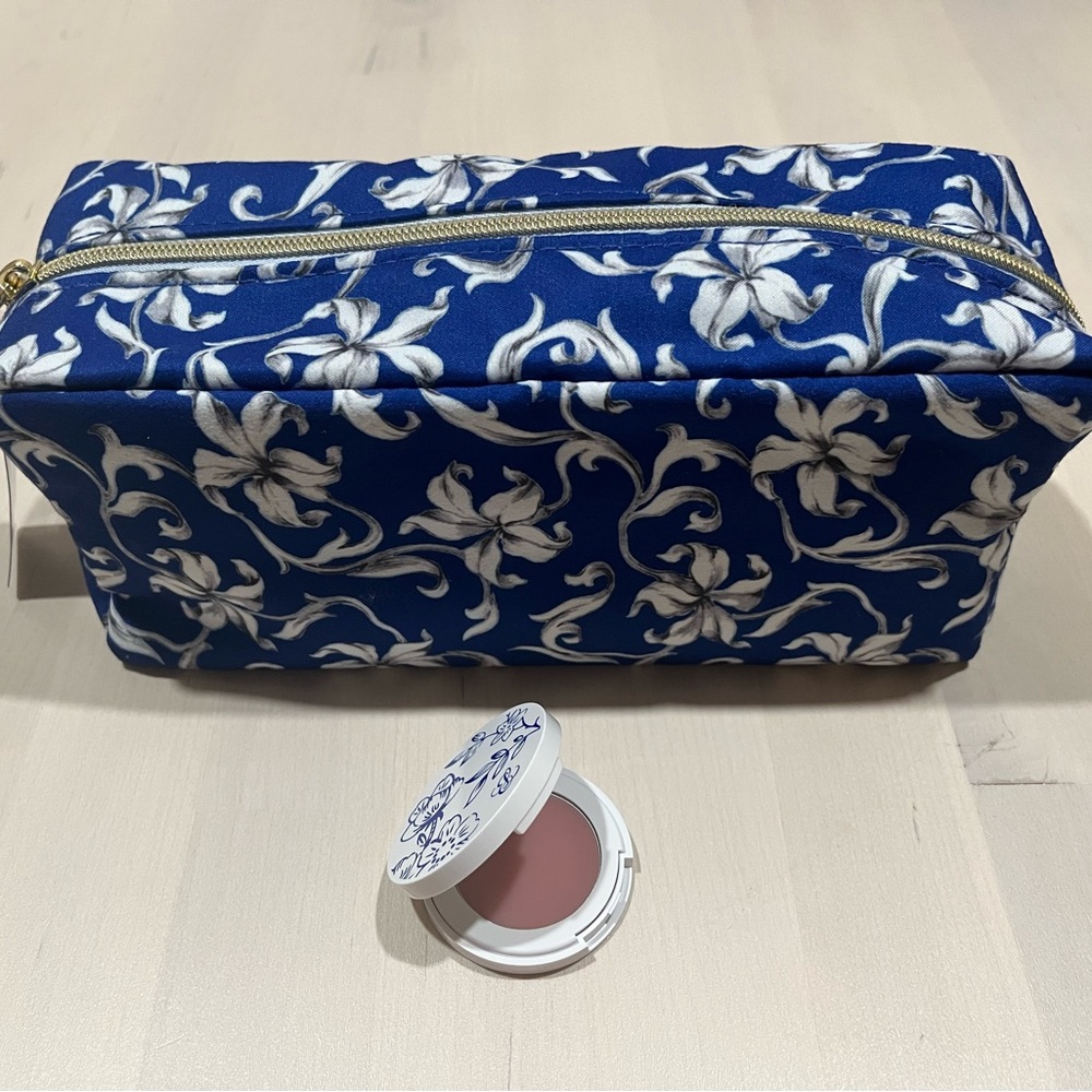 New Estée Lauder lip balm travel size compact with mirror and cosmetic bag
